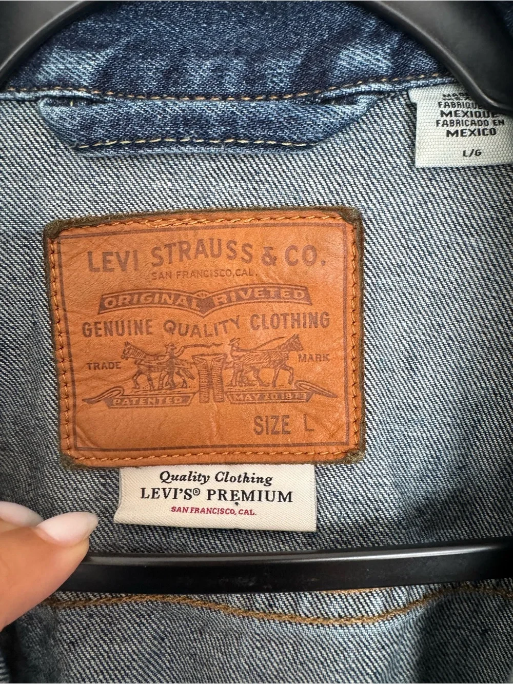 Levi's men Classic Blue Denim Trucker Jacket size large 100% cotton